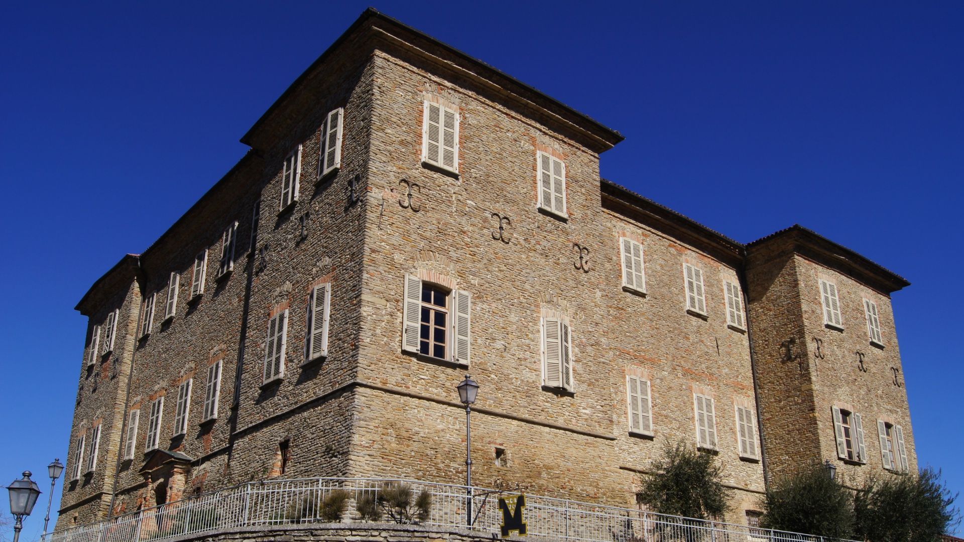 Hero Regional Wine Shop of the Moscato d'Asti Hills in Mango