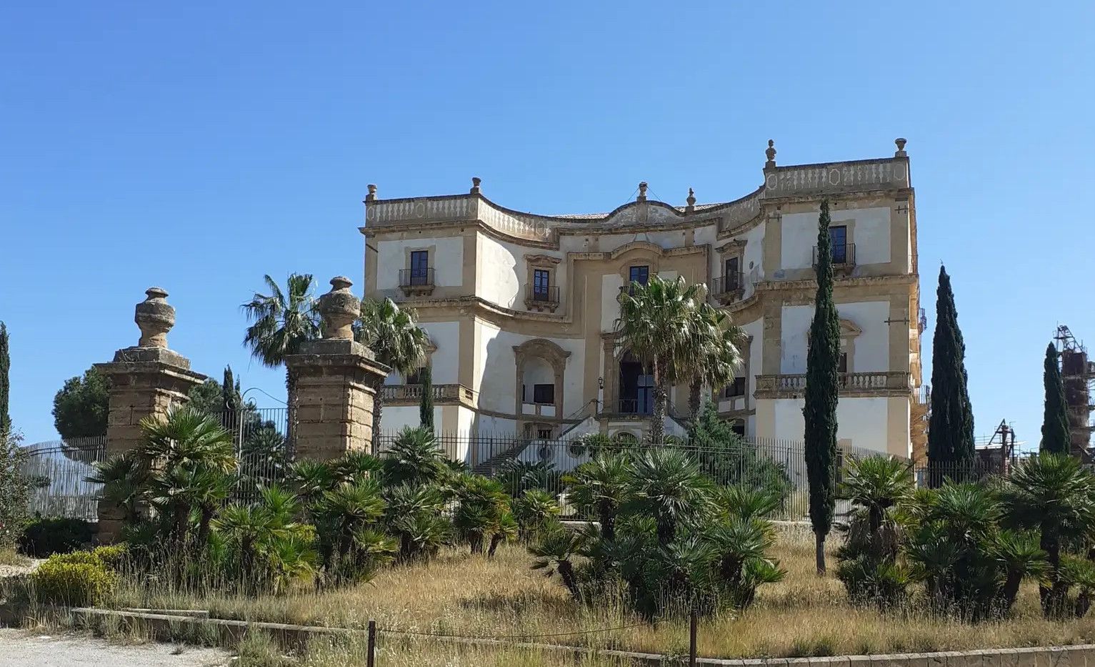 Hero Bagheria : the villas of Guttuso and the sea