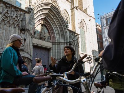 Barcelona a 360 con e-bike, catamarano e funicolare