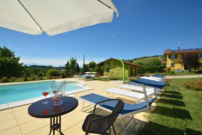 In ebike nelle Langhe con tuffo in piscina