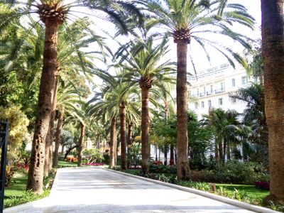 Malaga City E-Bike Tour with a taste of tapas at the historic Baños del Carmen