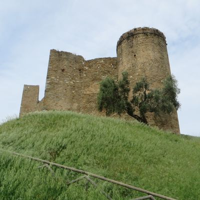 La Rocca di Scarlino e l'anello nel bosco