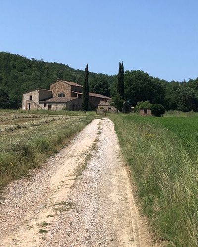 Percorso che vi porta alla scoperta borghi medievali, sponde rinfrescanti e terme rilassanti