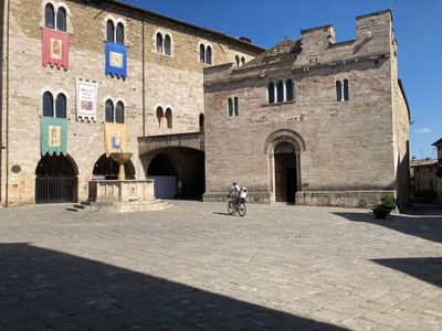 Tra gli ulivi verso Assisi e poi a Bevagna alla ricerca di fonti e leggende della valle umbra