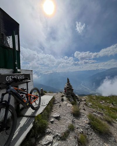  Scalata e Discesa del Genevris: Un'Avventura in Bicicletta