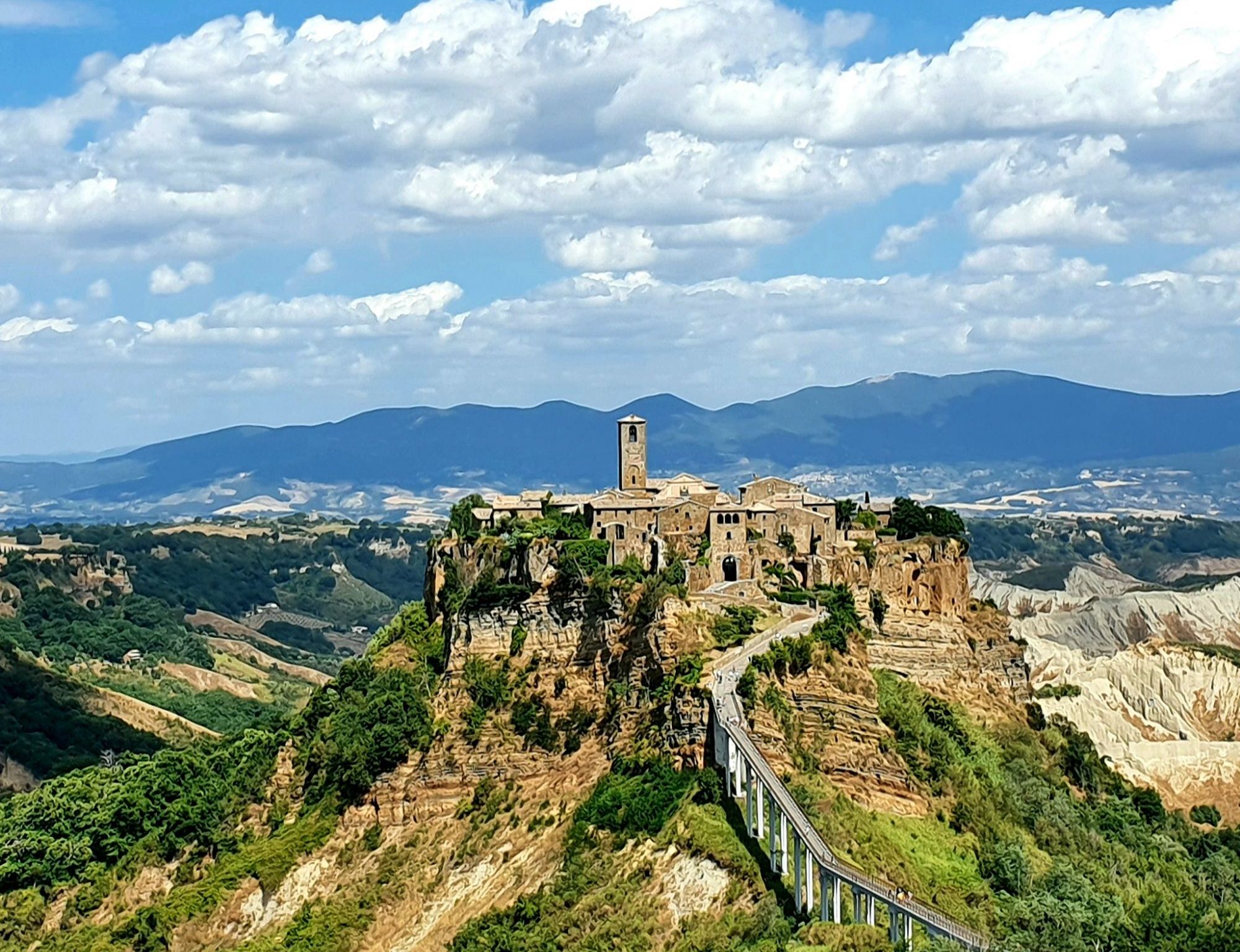 Hero Tour in E-bike verso Civita di Bagnoregio, la 'città che muore'