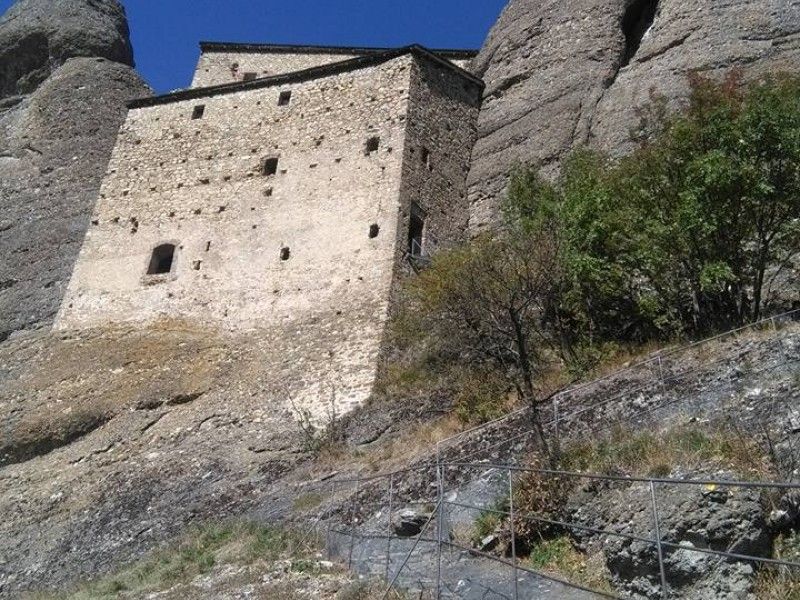 Hero Sulla via dei castellani attraverso tre valli