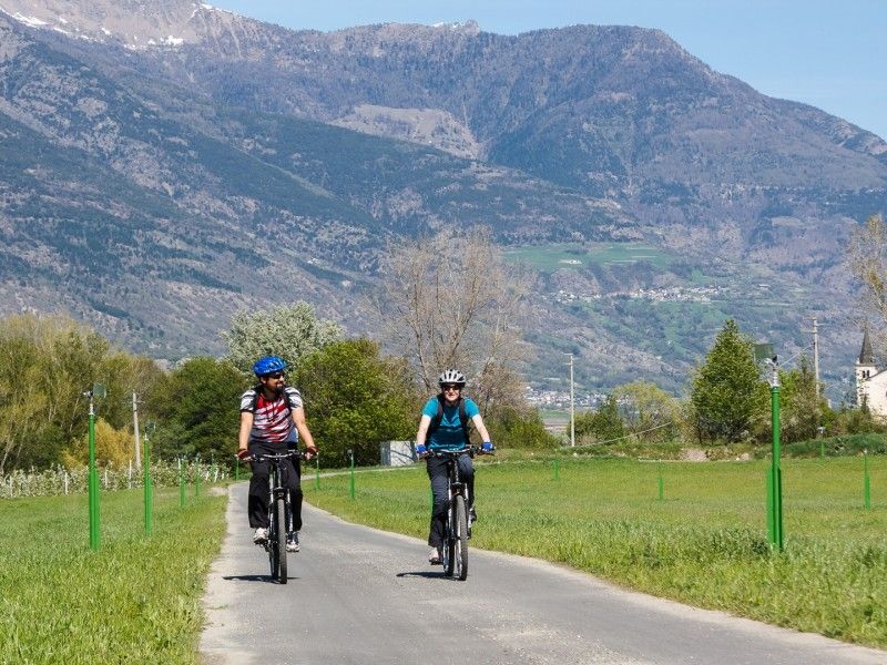 Hero Travel between nature and Castelli by ebike