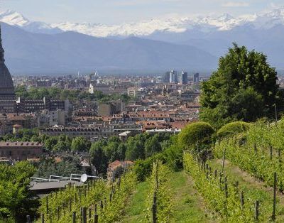 In e-bike Torino, residenze sabaude e meli in fiore